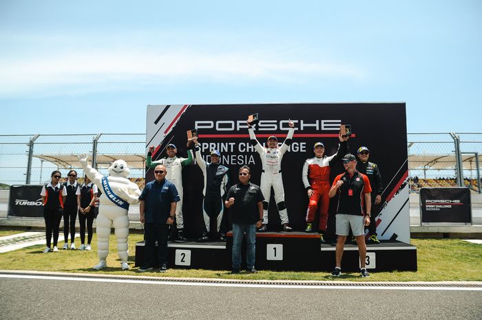 Aldi Oekon dari Citadel Racing Team juara final Porsche Sprint Challenge Indonesia