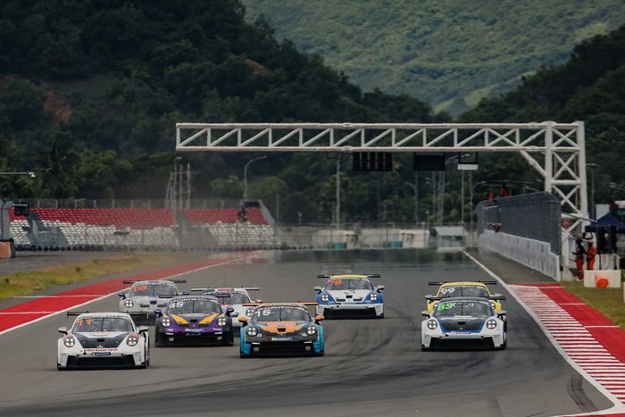 Pertarungan sengit para pembalap Porsche Sprint Challenge Indonesia di sirkuit Mandalika