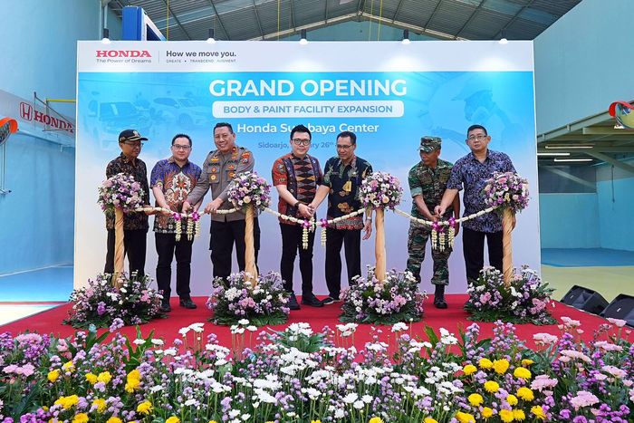 Acara gunting pita grand opening layanan body repair di Honda Surabaya Center