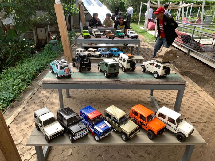 Kumpulan Suzuki Jimny dalam wujud mobil radio control (RC) dalam acara Mini JImny City Rolling Vol.1