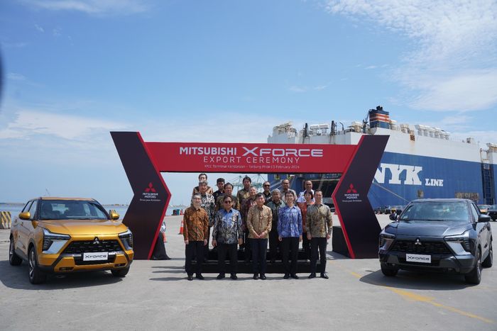 Seremoni ekspor Mitsubishi XForce buatan Indonesia ke negara Vietnam di pelabuhan Tanjung Priok, Jakarta Utara