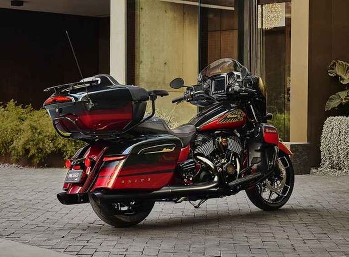 bagian saddlebag dipasangi LED Pathvinder untuk memberikan visibilitas bagi pengendara lain