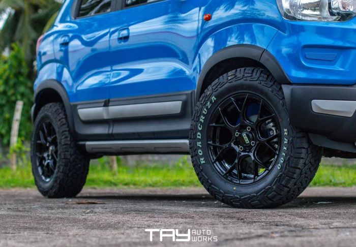 pelek pakai brand aftermarket model Y Spoke dan dilapisi ban All Terrain
