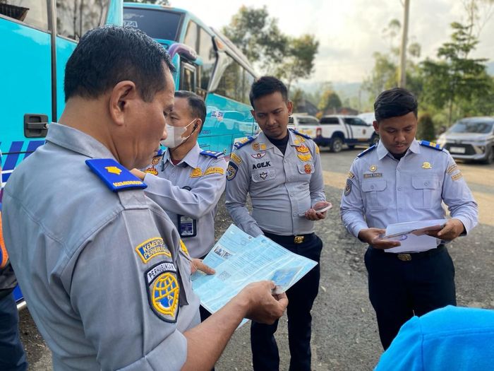 Petugas memeriksa dokumen jalan bus Pariwista