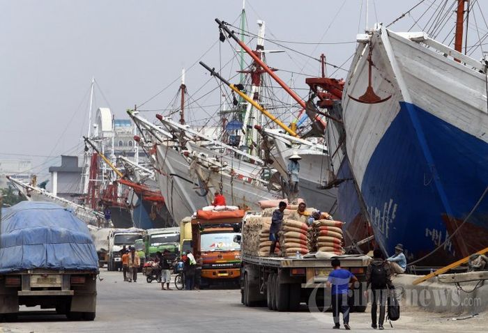 Proses bongkar muat di pelabuhan Sunda Kelapa, Jakarta Utara