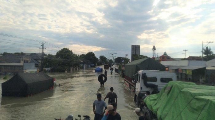 Sejumlah truk terjebak banjir di Karanganyar, Demak, Jawa Tengah
