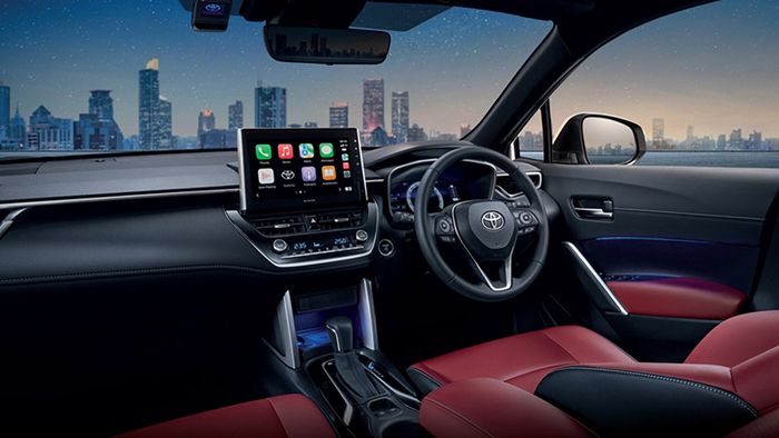 Interior Corolla Cross facelift dapat sentuhan warna merah, instrumen digital dan head unit baru.