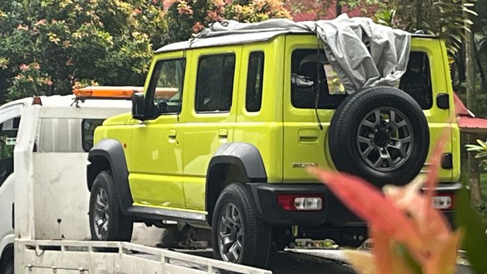 Potret sosok Suzuki Jimny 5 door warna Kinetic Yellow.