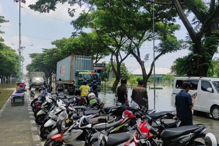 Truk kontainer dihentikan petugas kepolisian karena nekat terobos banjir di pantura Demak-Kudus, (15/2/24)