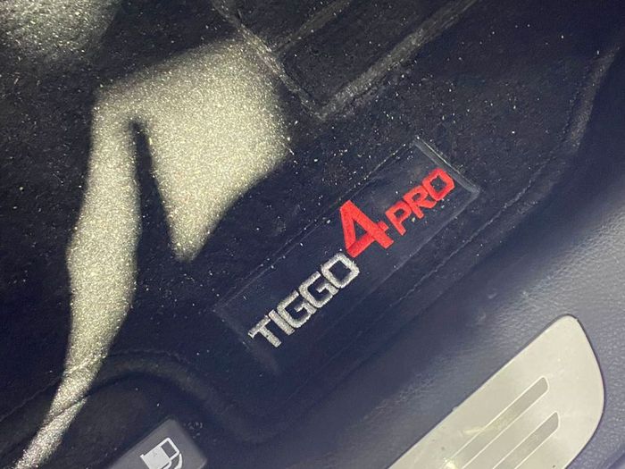 Karpet Chery Tiggo 5X IIMS 2024 yang menunjukkan logo Tiggo 4 Pro.