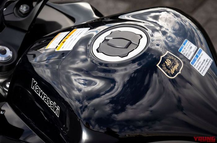 tangkinya memiliki emblem 40th Anniversary Edition sebagai identitas versi spesial