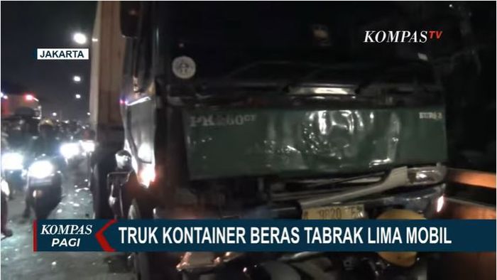 Truk kontainer muatan beras 20 ton yang tabrak 4 mobil di turunan flyover Cengkareng, Jakarta Barat