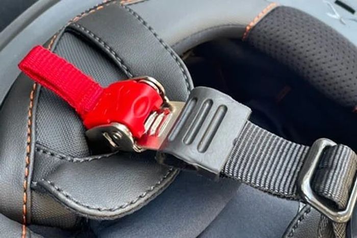 Pabrikan helm sebut sistem microlock aman dan praktis untuk harian