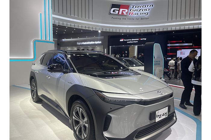 Toyota bZ4X di IIMS 2024.