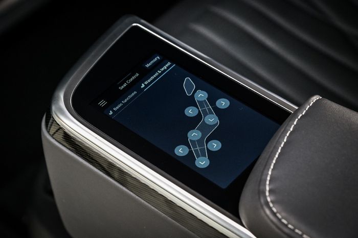 Jok bisa disesuaikan secara elektrik