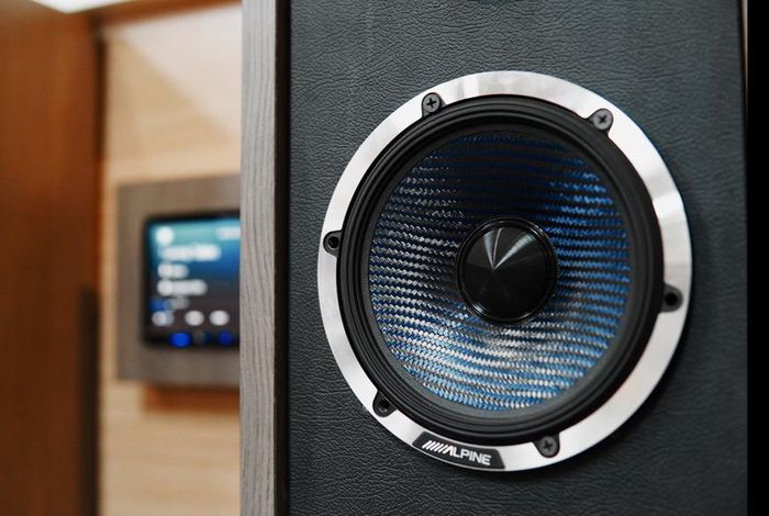 Speaker audio mobil Alpine dengan conus carbon fiber