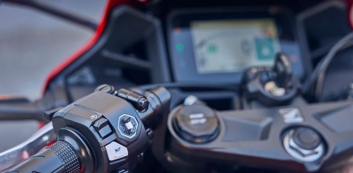 Honda CBR400R dibekali steering switch control untuk mengoperasikan fitur Honda Roadsync