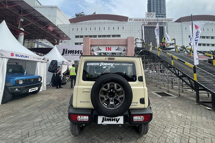 Suzuki Jimny 5-door tampak dari belakang.