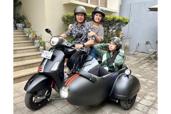 Agus Harimurti Yudhoyono (AHY) bersama keluarga naik modifikasi Vespa pakai sespan. 