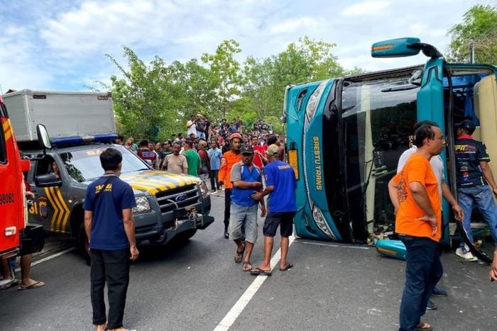 Evakuasi bus pariwisata PO Saestu Trans di tikungan Wanagama, Imogiri, Bantul, Yogyakarta