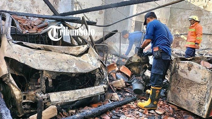 Toko di Ngrampal, Sragen, Jawa Tengah terbakar hingga meludeskan seluruhnya termasuk Honda Freed