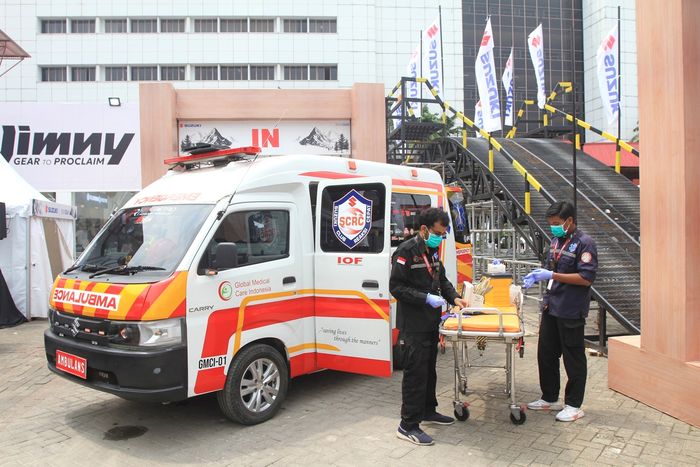 Tim medis Suzuki Club Reaksi Cepat (SCRC) yang menyediakan sejumlah layanan kesehatan pengunjung IIMS 2024.