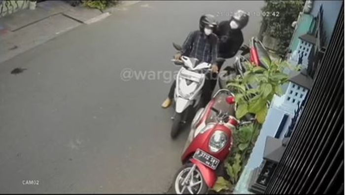 Dua pelaku maling di Jl Kemanggisan Pulo 1, Palmerah, Jakarta Barat saat baru datang hendak menggasak Honda Vario 125