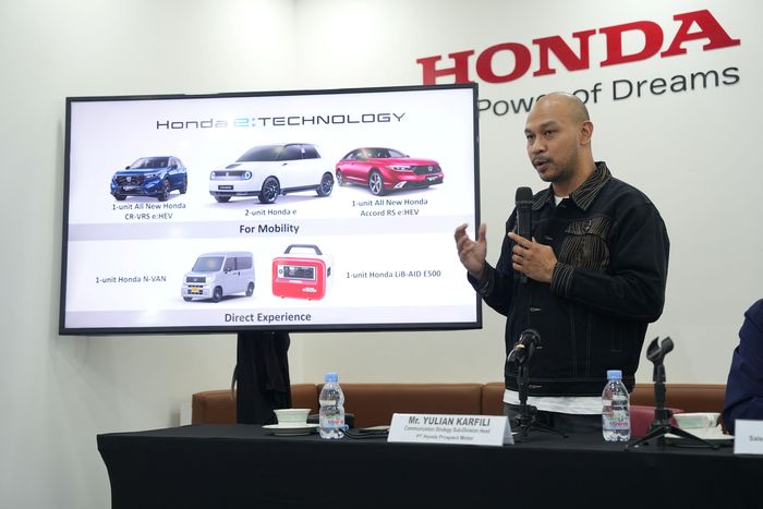 Yulian Karfili saat membersikan presentasi soal program Honda e:Technology City Tour 