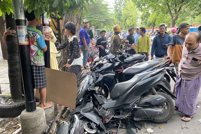 Ambulans logo parpol tabrak motor lagi parkir di Surabaya