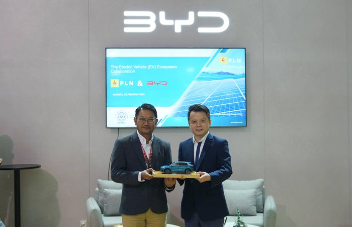 Penandatangan kerjasama antara BYD dengan PLN dilakukan di hari terakhir IIMS 2024