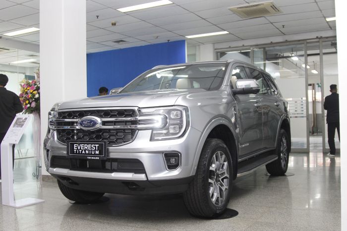 Everest jadi salah satu line up yang ditawarkan di dealer Ford Tomang