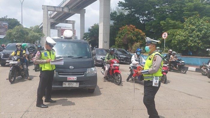Polisi olah TKP Daihatsu Gran Max tabrak Honda Accord di Jl Demang Lebar Daun, Palembang, Sumatera Selatan