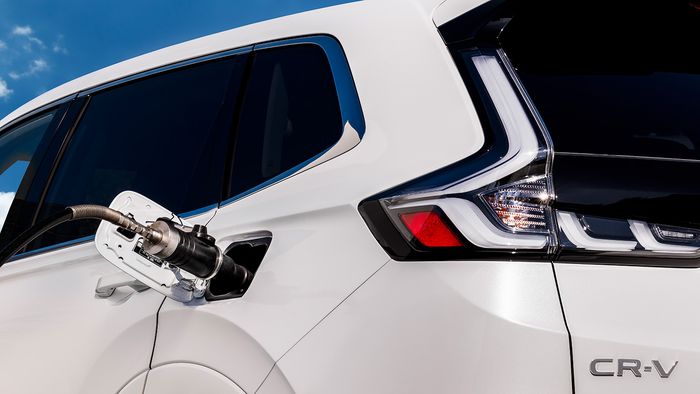 Ilustrasi Honda CR-V e:FCEV mengisi hidrogen.