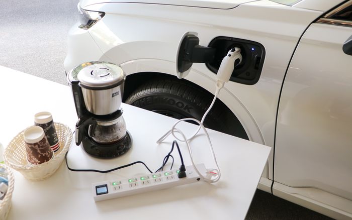 Honda CR-V e:FCEV bisa dipakai menyalakan perangkat elektronik kecil menggunakan colokan khusus.