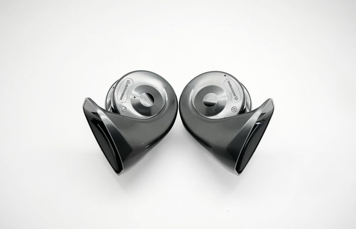 Autovision WildCat mengonsumsi daya 72 watt yang menghasilkan tone frekuensi suara tinggi 500 Hz dan frekuensi suara rendah 400 Hz.