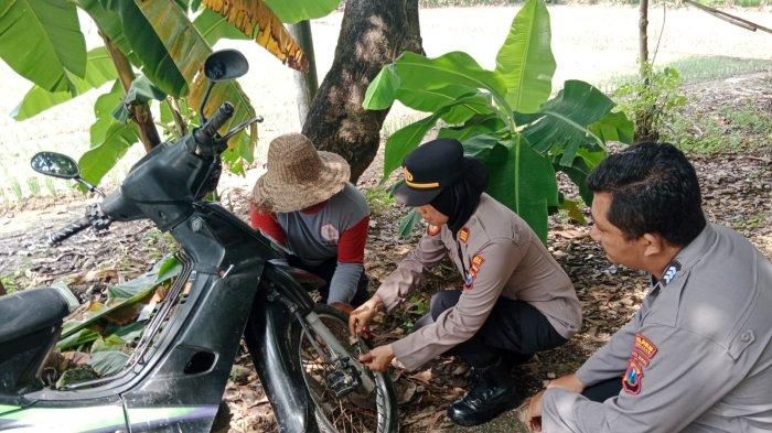 Suasana saat Kapolsek Galis, AKP Nining Dyah menyambangi petani untuk memberikan imbauan agar motornya digembok, Senin (11/3/2024).  