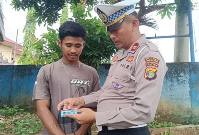 Seorang sopir truk asal Lampung Barat harus berurusan dengan pihak Kepolisian karna menggunakan Surat Izin Mengemudi (SIM) B1 palsu.