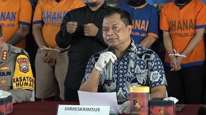 Dirreskrimsus Polda Jatim, Kombes Pol Luthfie Setiawan saat konferensi pers kasus penimbunan Solar dan Pertalite