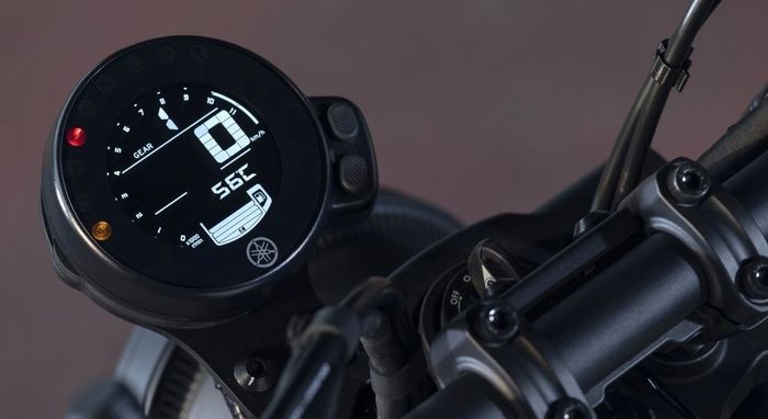 panel instrumen digitalnya memiliki tampilan klasik namun tetap informatif