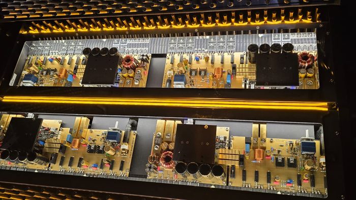 Setiap amplifier dibuat &ldquo;hand-crafted&rsquo; secara khusus di Inggris 