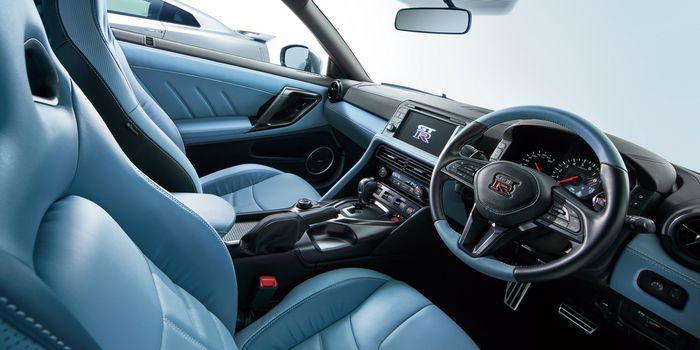 Interior Nissan GT-R Premium Edition kini berbalut warna biru Blue Heaven.