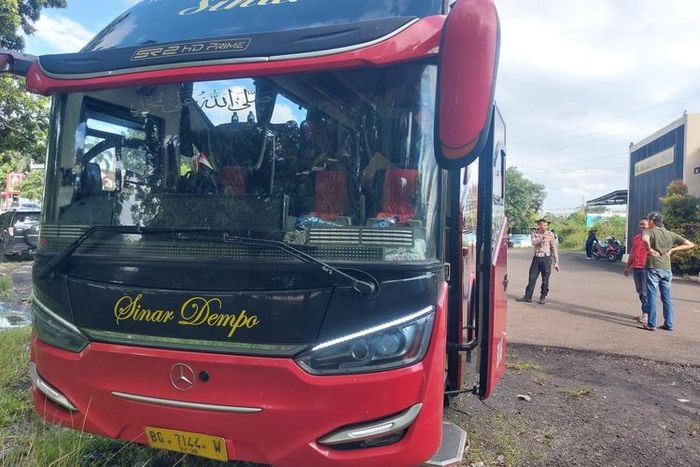 Bus lindas bocah usia 5 tahun yang sedang berburu klakson telolet
