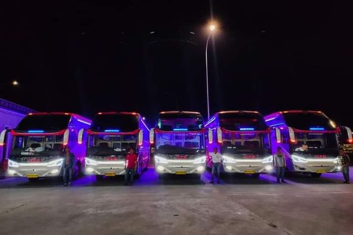 Bus dengan lampu variasi 