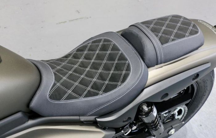 lapisan jok berbahan kombinasi dua jenis kulit memberikan kesan mewah