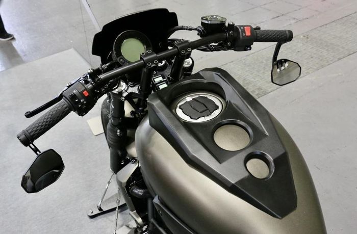 penggunaan stang zero drag dan spion bar end memberikan kesan sporty