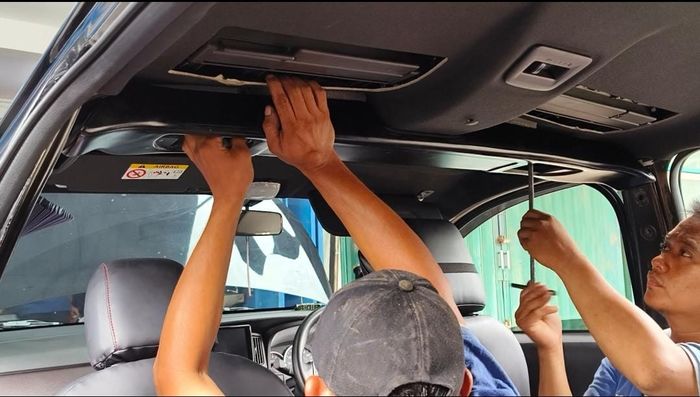 Ilustrasi. Proses Pemasangan AC double blower di Toyota Calya