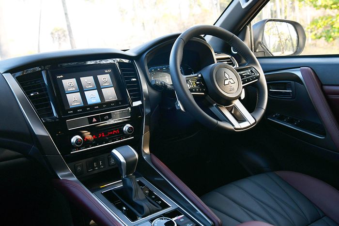 Interior Mitsubishi Pajero Sport facelift.