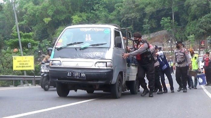Pikap dibantu dorong petugas gabungan saat melewati tikungan Slumprit, Patuk, Gunung Kidul, Yogyakarta