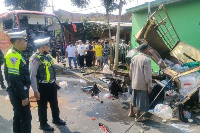 Truk Mitsubishi yang hancur setelah ditabrak beruntun Bus PO Sinar Dempo di Klampok, Singosari, kabupaten Malang