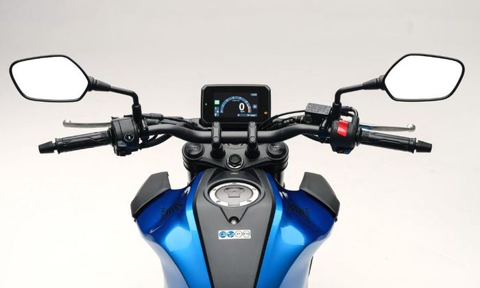 dibekali panel instrumen digital layar TFT 5 inci dengan pengoperasian via switch di holder kiri